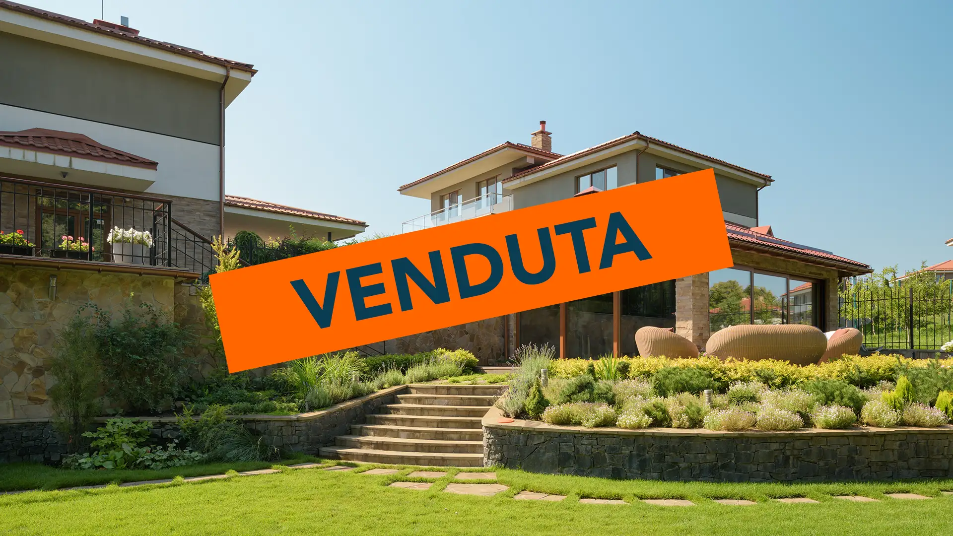 Villa singola con dependance venduta in provincia di Como. Villa singola con dependance venduta in provincia di Como.